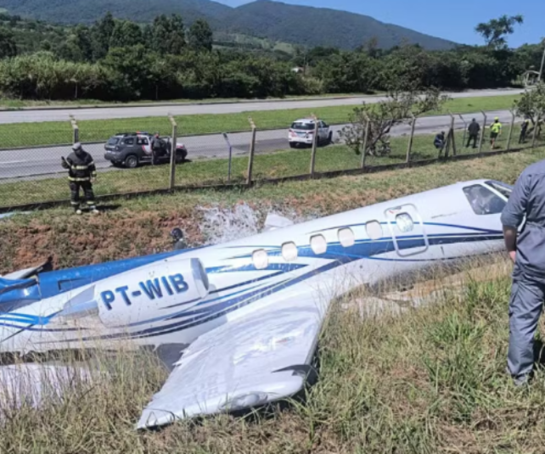 Jato perde o controle ao pousar, sai da pista e atinge barranco em aeroporto de SP