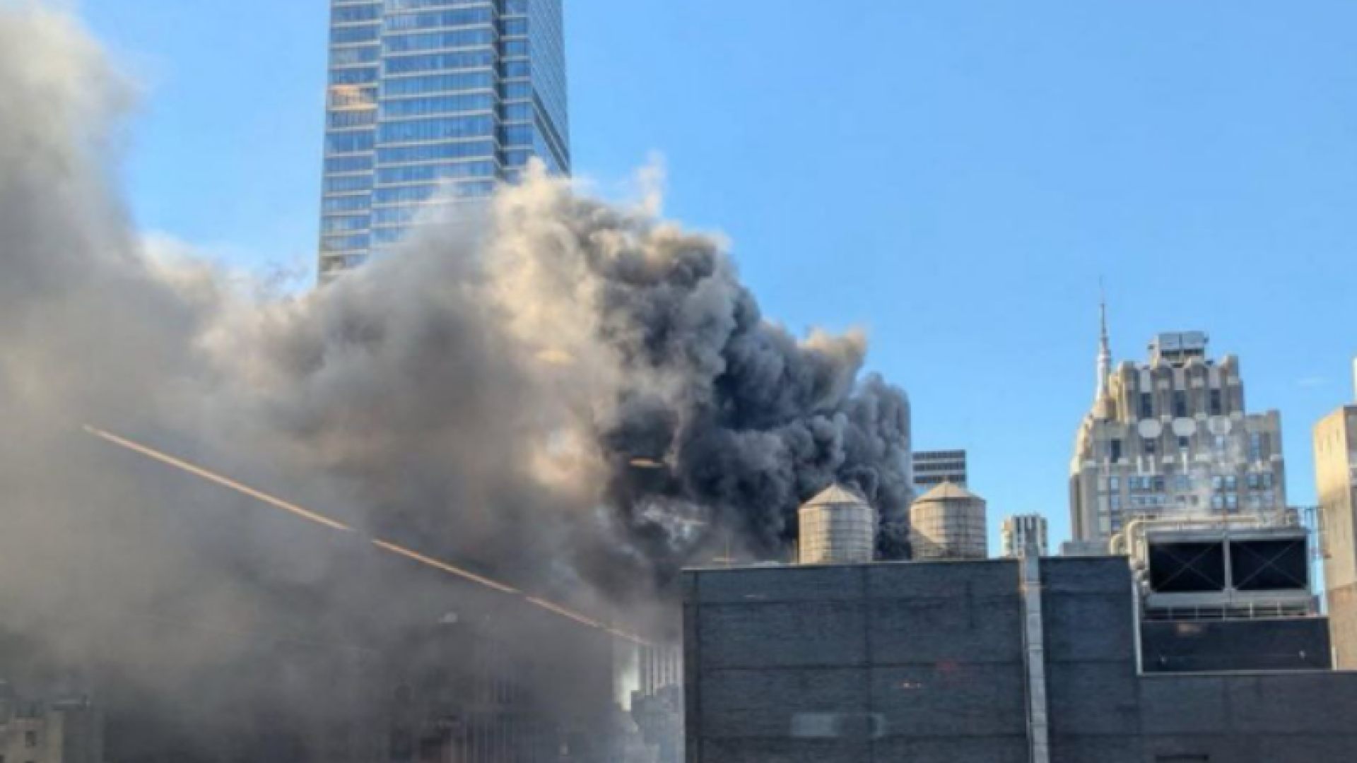 Incêndio atinge arranha-céu em Nova York perto de desfile de Saint Patrick’s Day