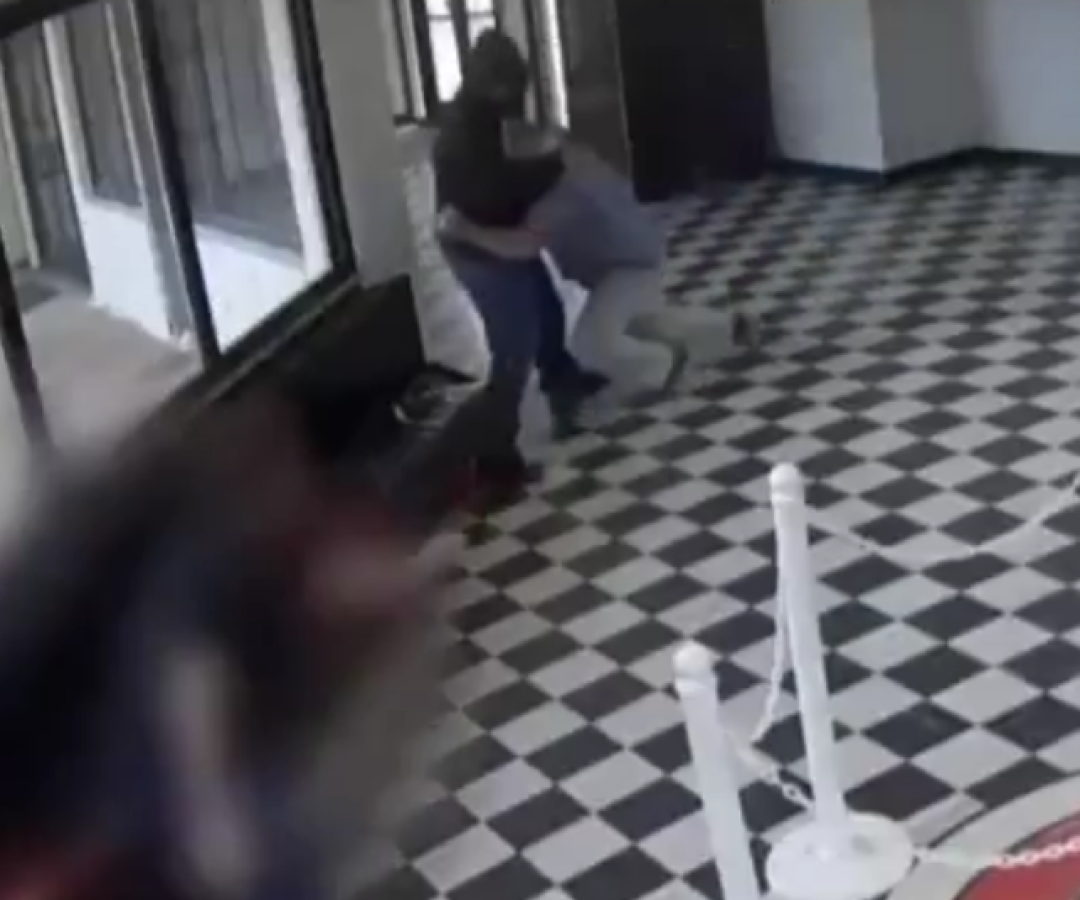 Diretor é baleado ao impedir ataque a tiros em escola nos EUA