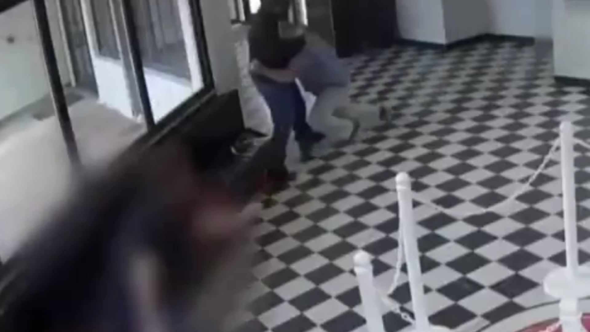 Diretor é baleado ao impedir ataque a tiros em escola nos EUA