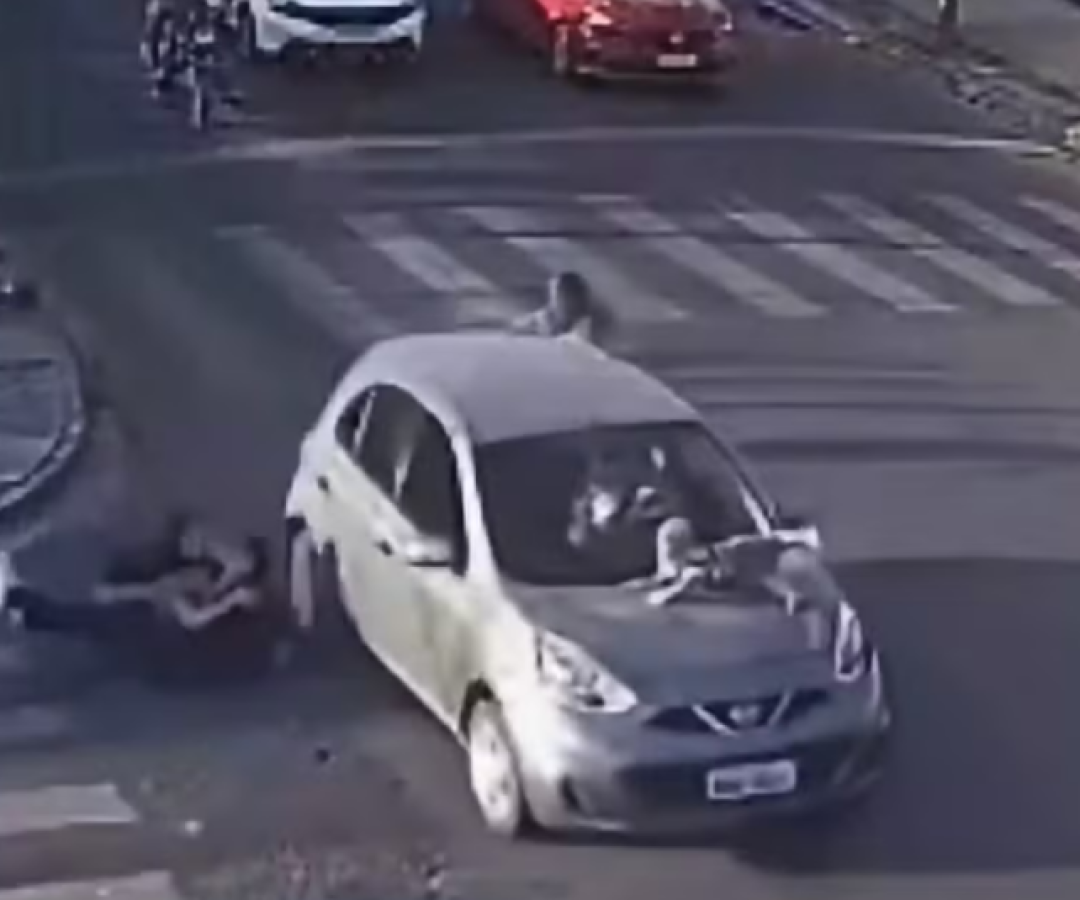Bebê fica preso em capô após atropelamento na Paraíba