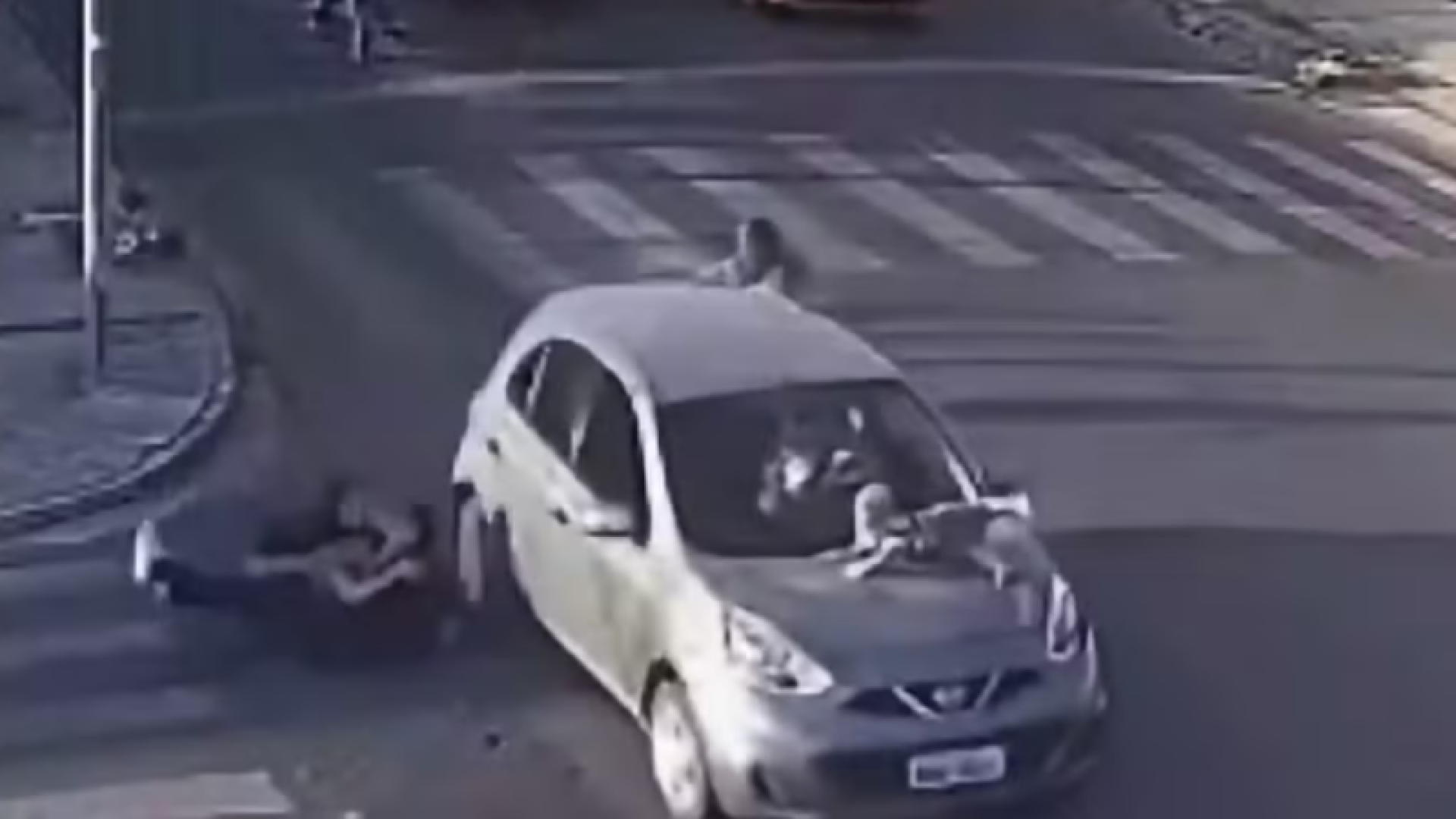 Bebê fica preso em capô após atropelamento na Paraíba