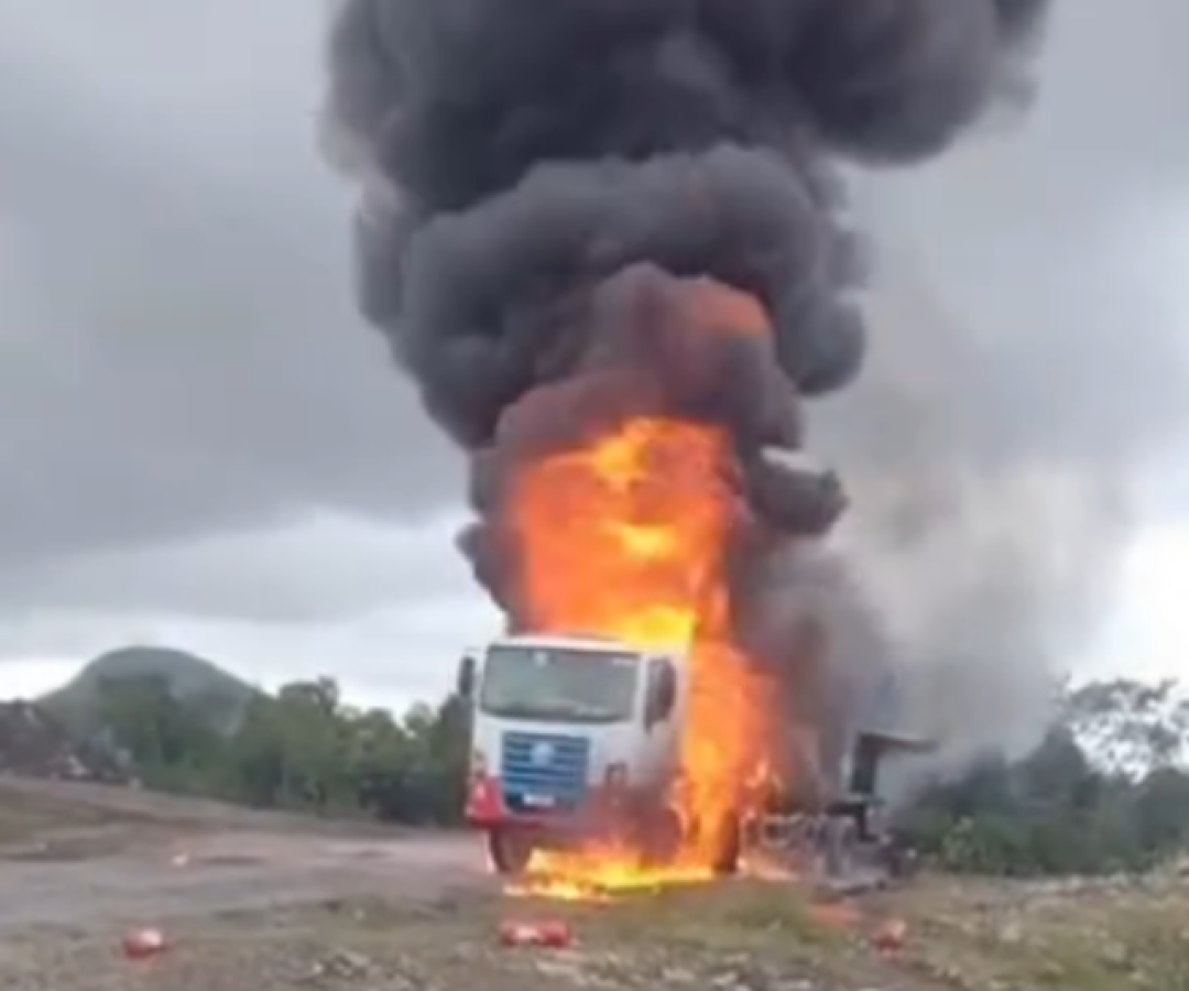 Caminhão é destruído por incêndio em pátio do terminal portuário de Guarujá