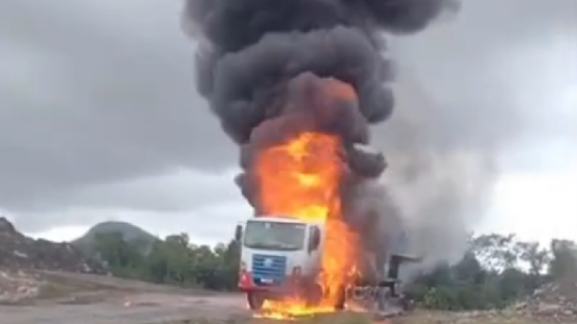 Caminhão é destruído por incêndio em pátio do terminal portuário de Guarujá