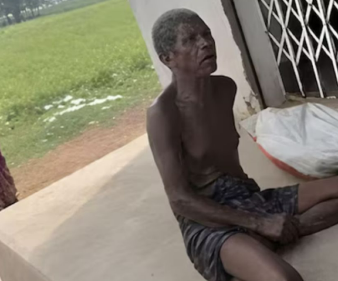 Homem carrega esqueleto da irmã até banco para provar morte e viraliza na Índia