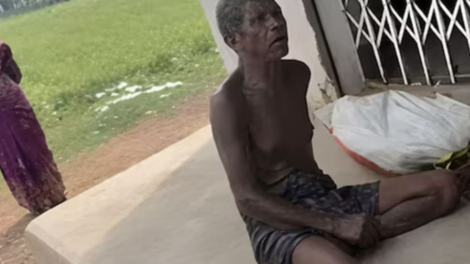 Homem carrega esqueleto da irmã até banco para provar morte e viraliza na Índia