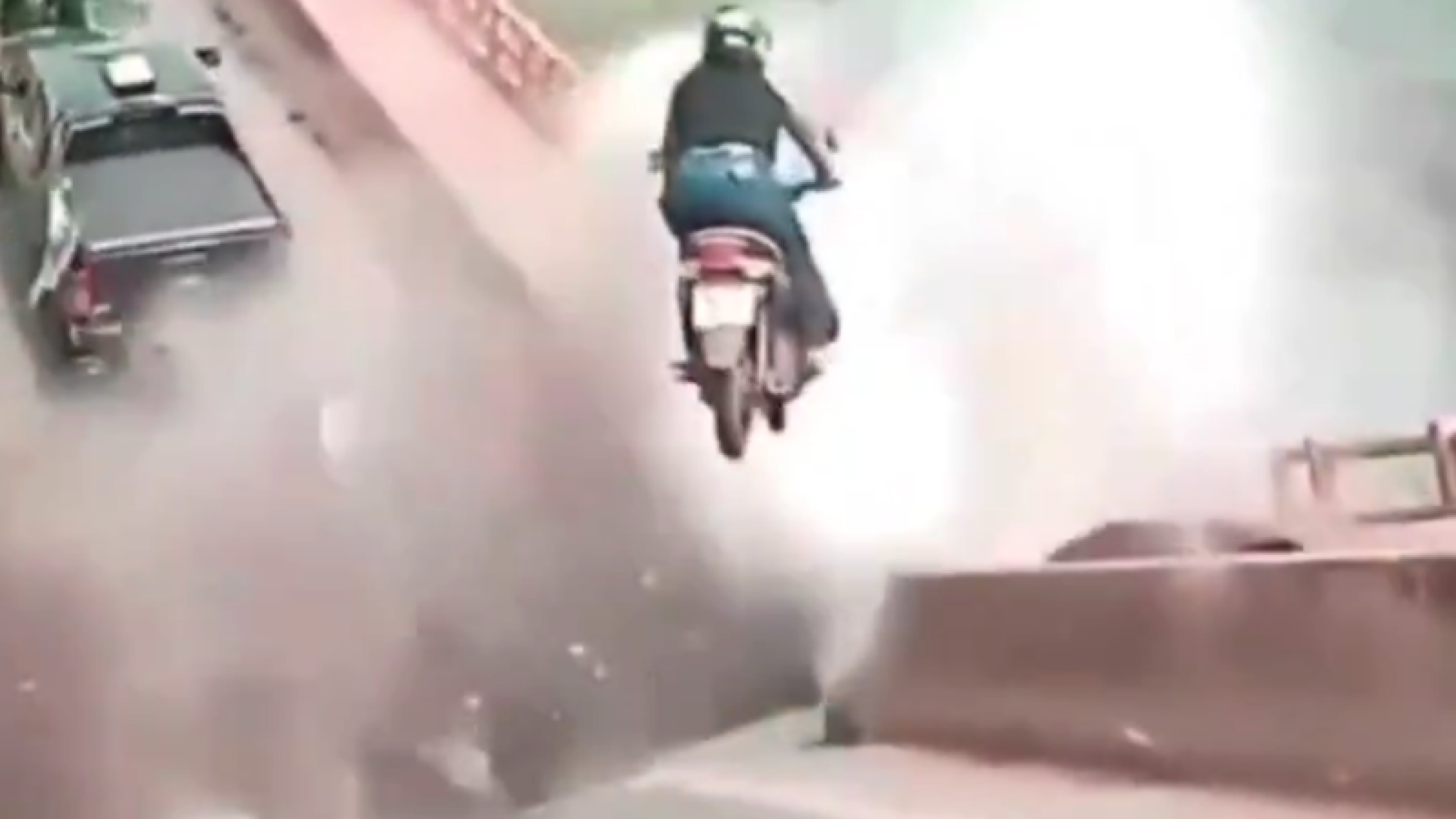 Novas imagens expõem momento exato de colapso da ponte JK entre TO e MA