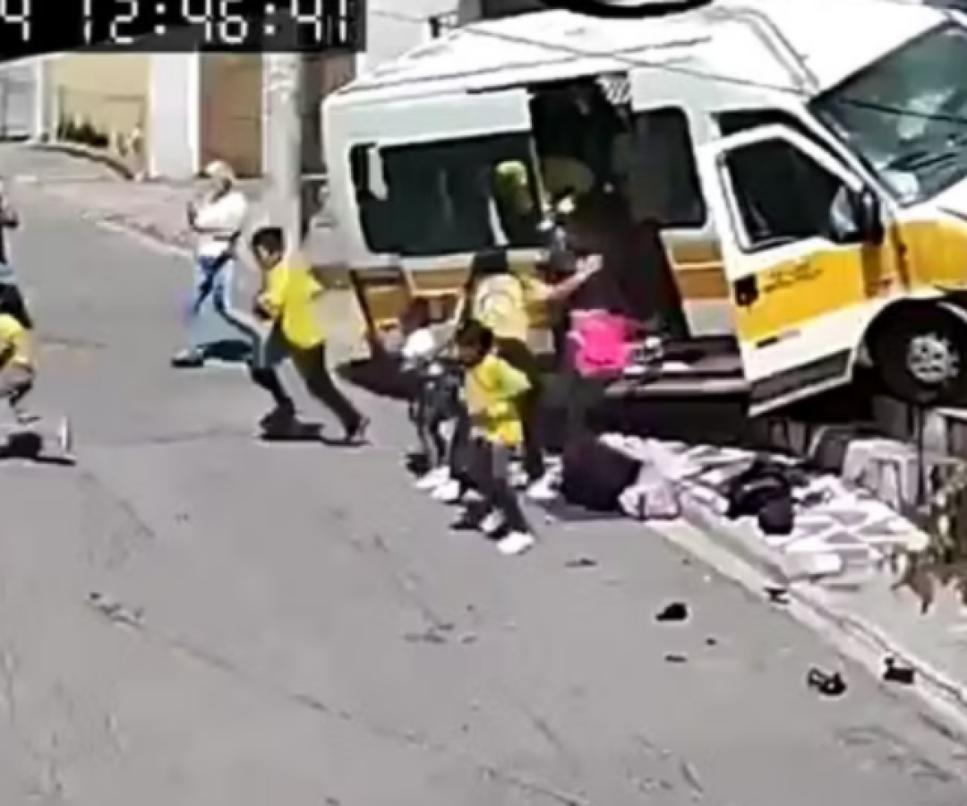 VÍDEO: Van escolar perde freio em ladeira e bate em muro na Zona Leste de SP