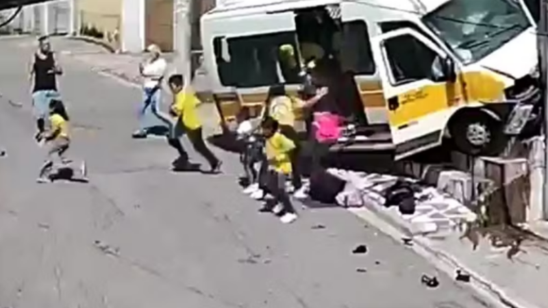VÍDEO: Van escolar perde freio em ladeira e bate em muro na Zona Leste de SP