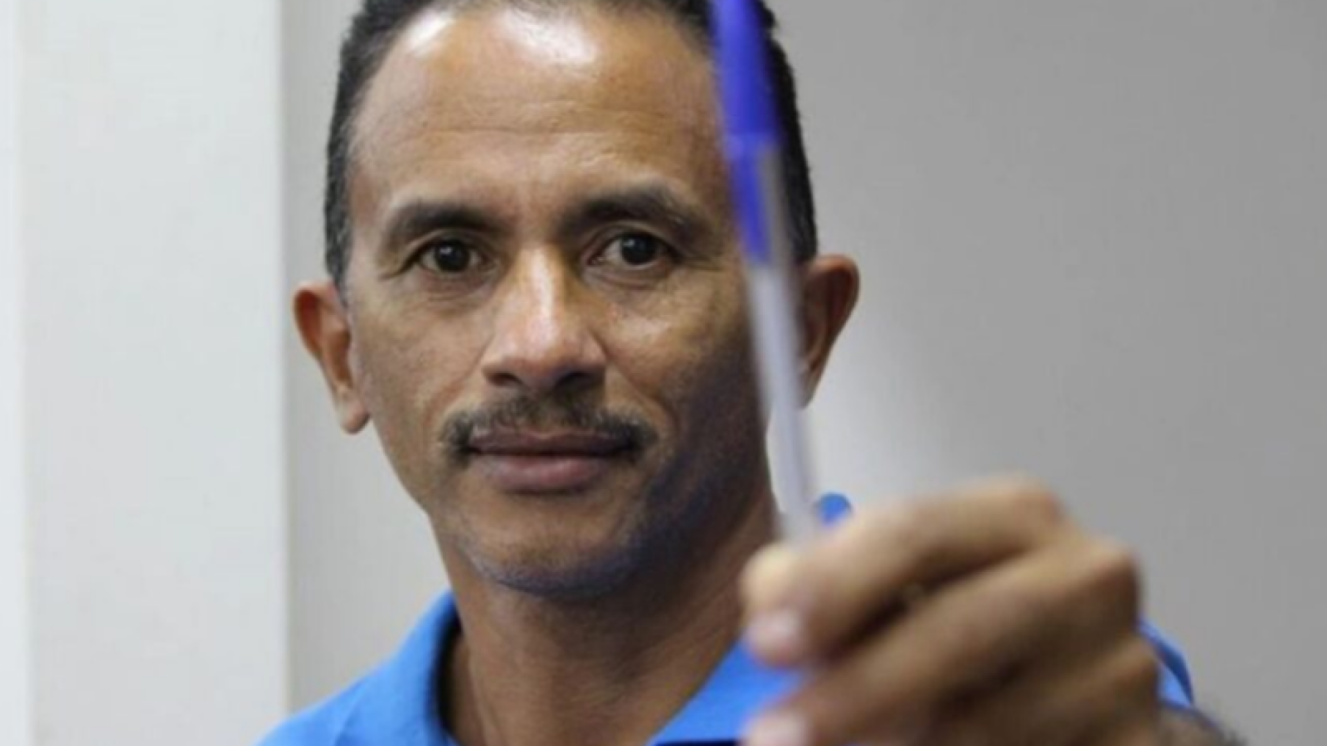 “Sou na minha”: cantor de “Caneta Azul” evita dizer se é de direita ou esquerda