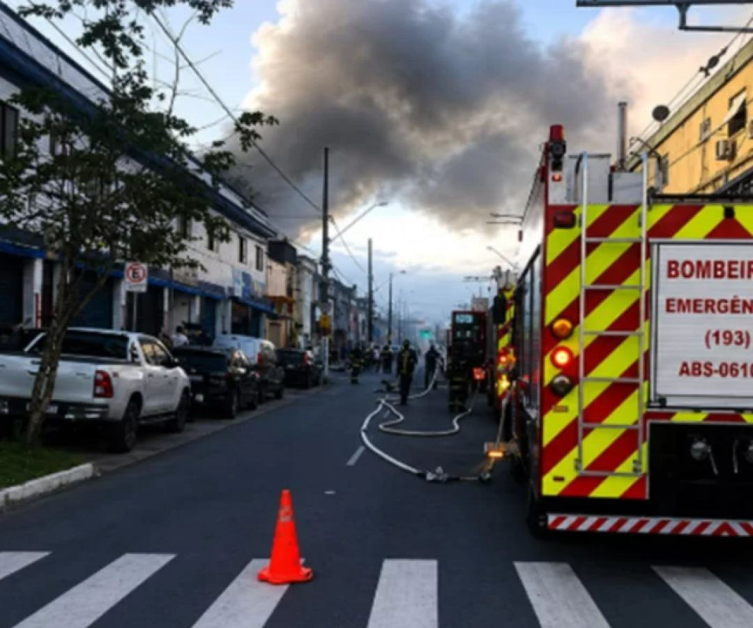 Incêndio atinge casa na Vila Mathias e mobiliza Bombeiros em Santos