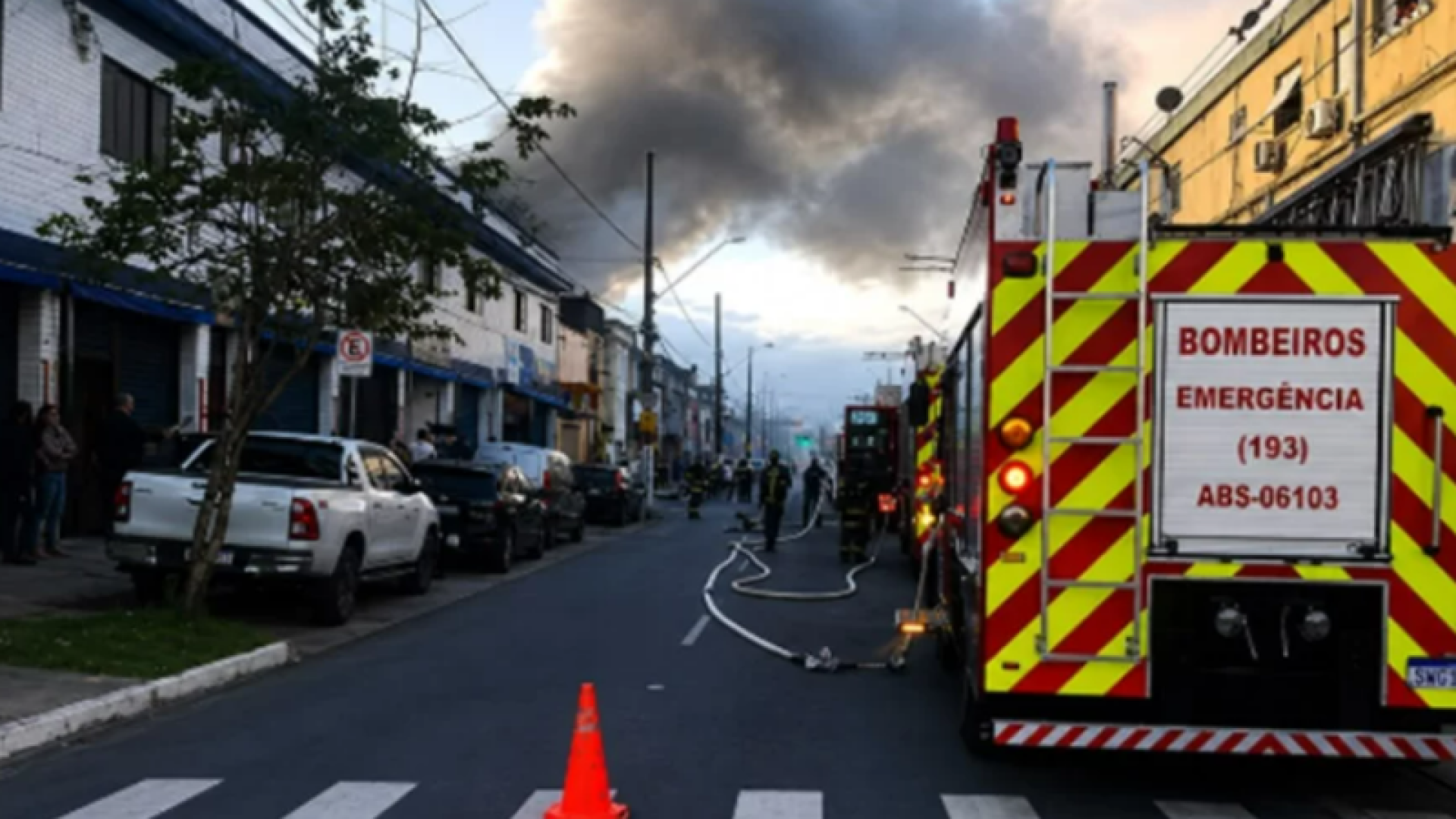 Incêndio atinge casa na Vila Mathias e mobiliza Bombeiros em Santos