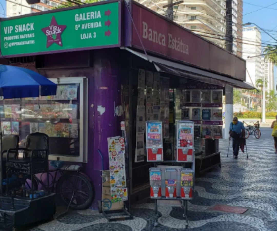 Bancas de jornais em Santos passam a vender bebidas alcoólicas, roupas e cigarros