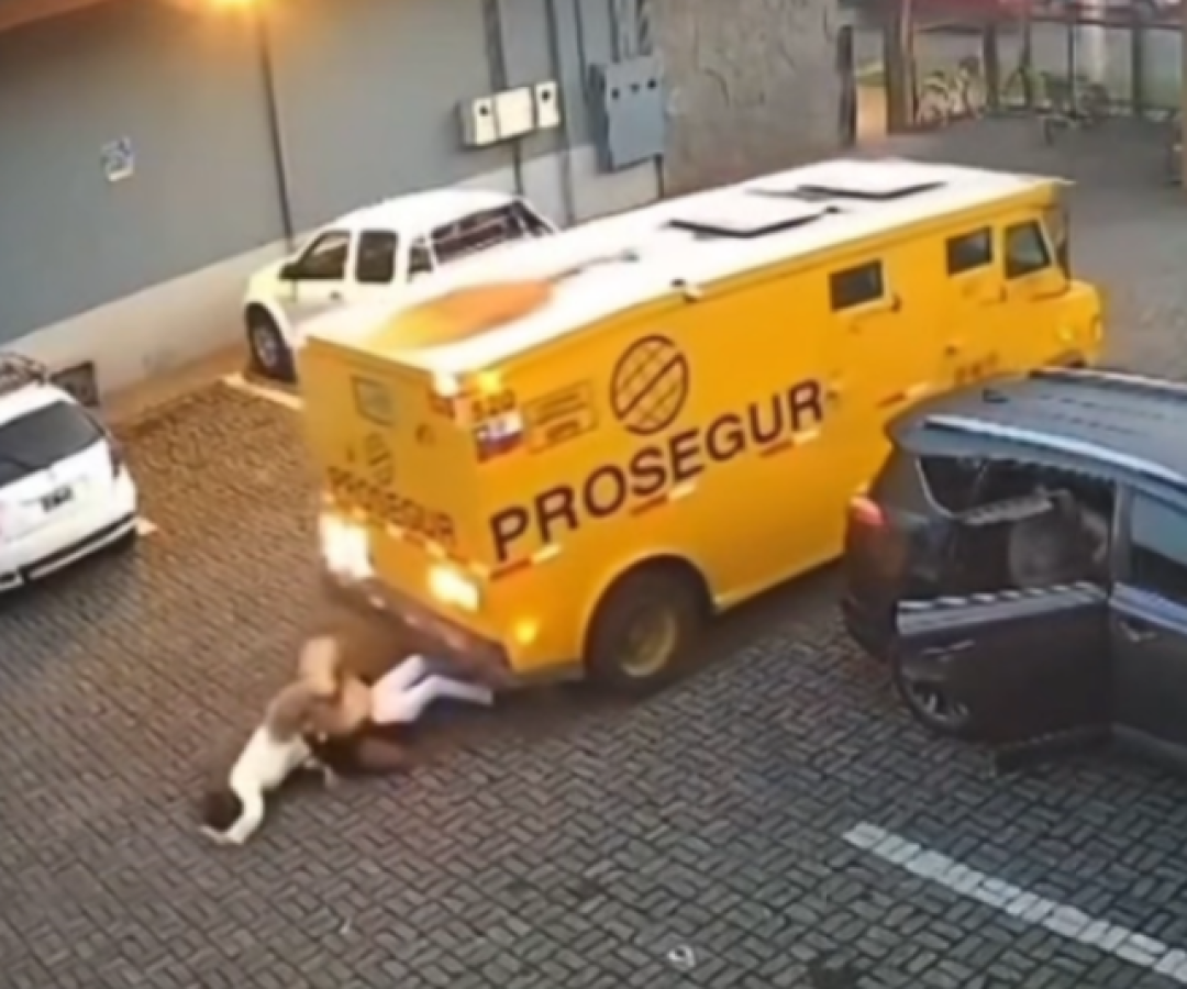 Carro-forte atropela duas mulheres em estacionamento de loja no Chile