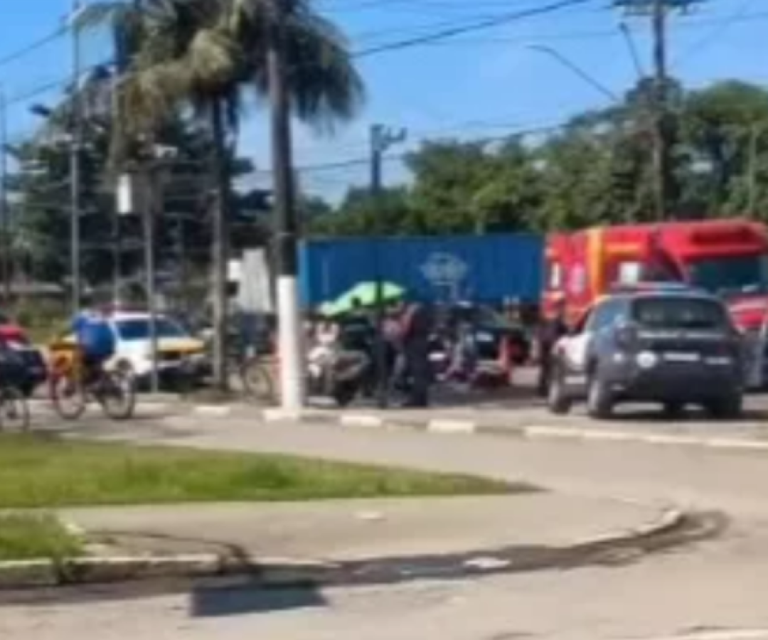 Motociclista sofre fratura exposta após acidente e caminhoneiro foge do local em Guarujá