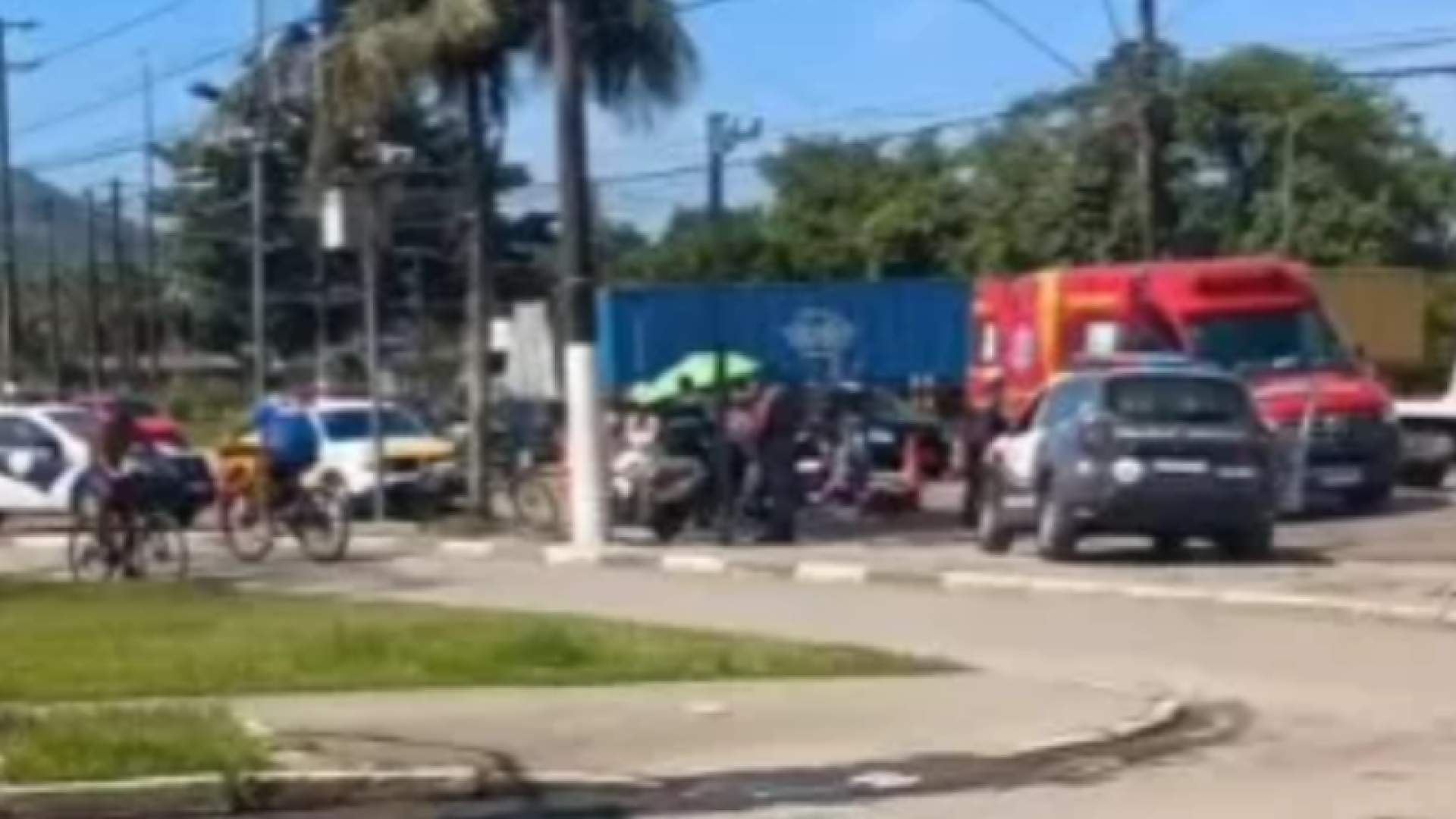 Motociclista sofre fratura exposta após acidente e caminhoneiro foge do local em Guarujá