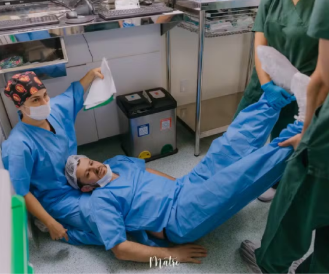 Pai passa mal durante parto da filha em Criciúma e web reage com humor