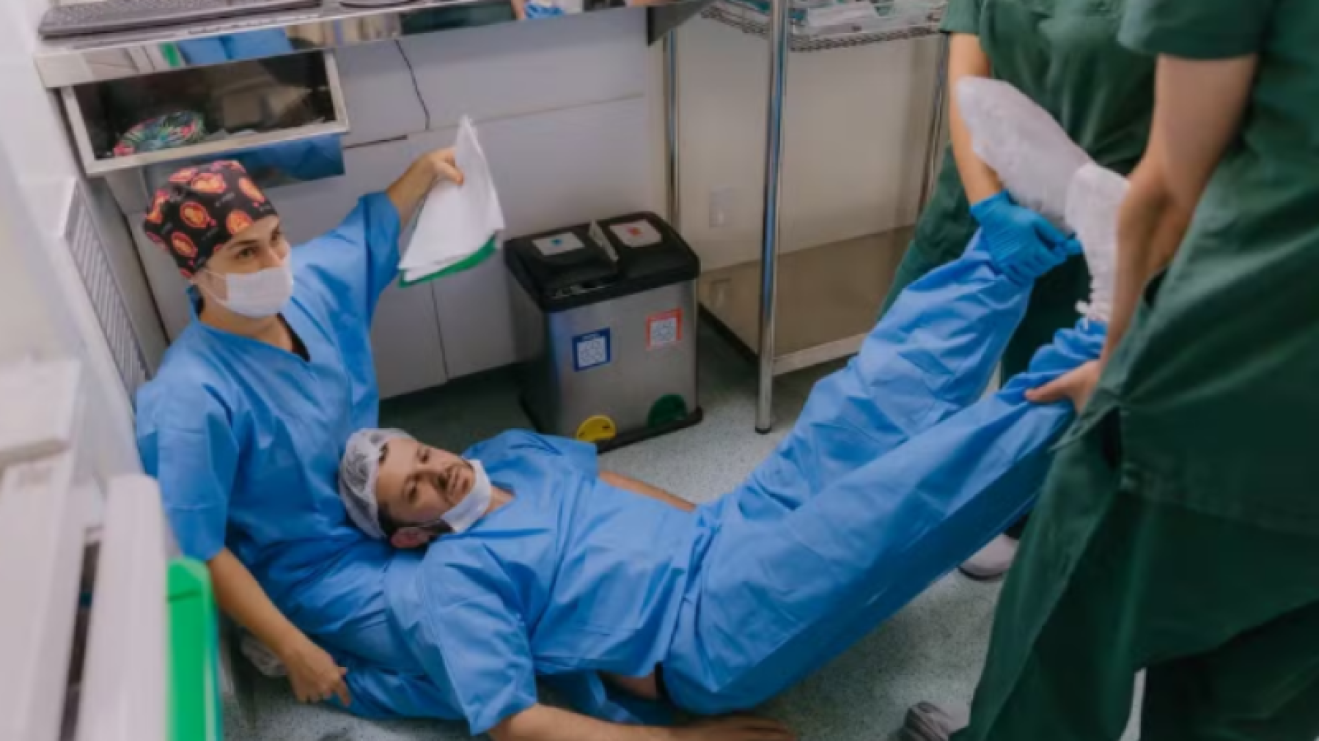 Pai passa mal durante parto da filha em Criciúma e web reage com humor