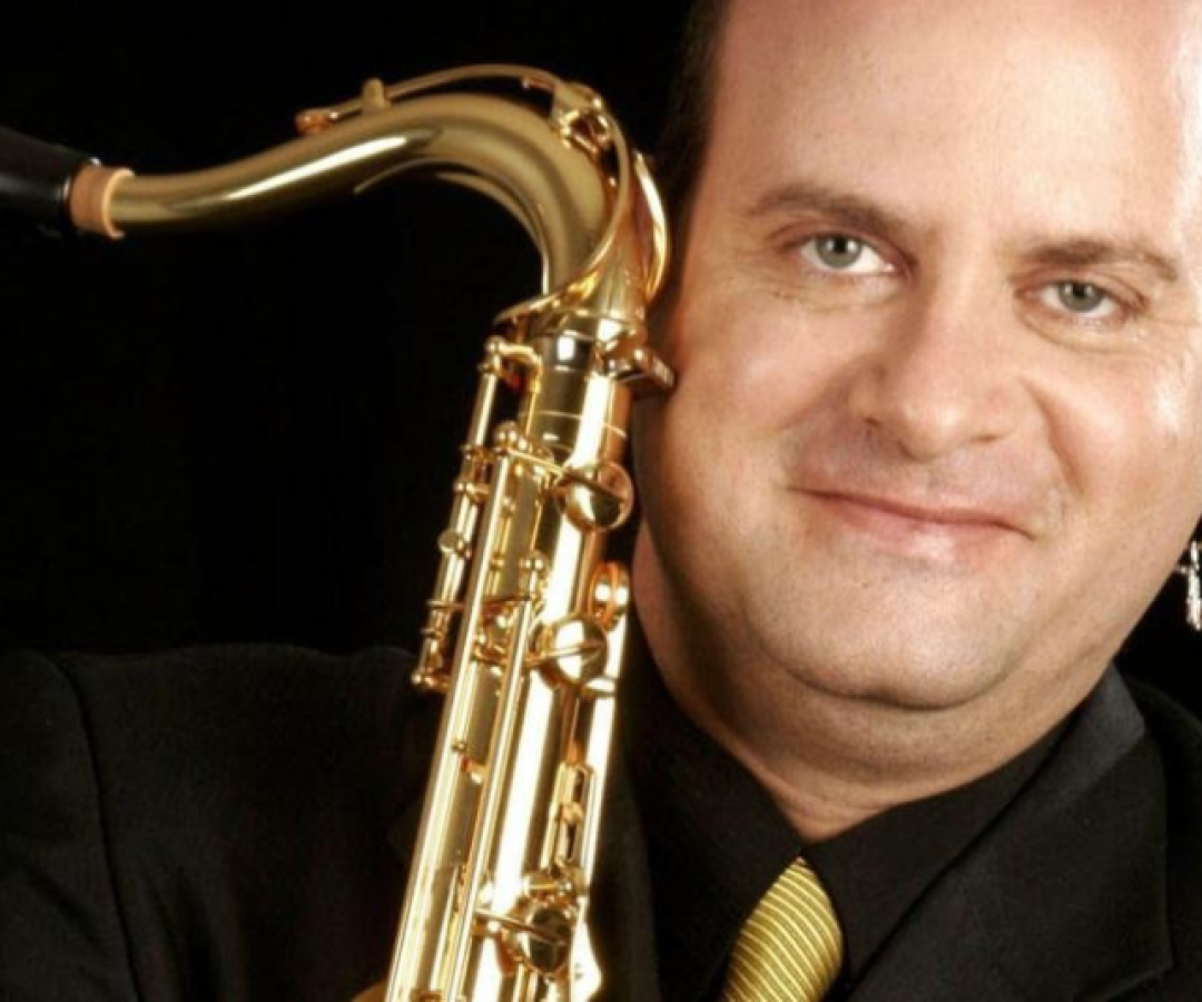 Saxofonista Derico leva música e gastronomia ao Tocaia, em Santos