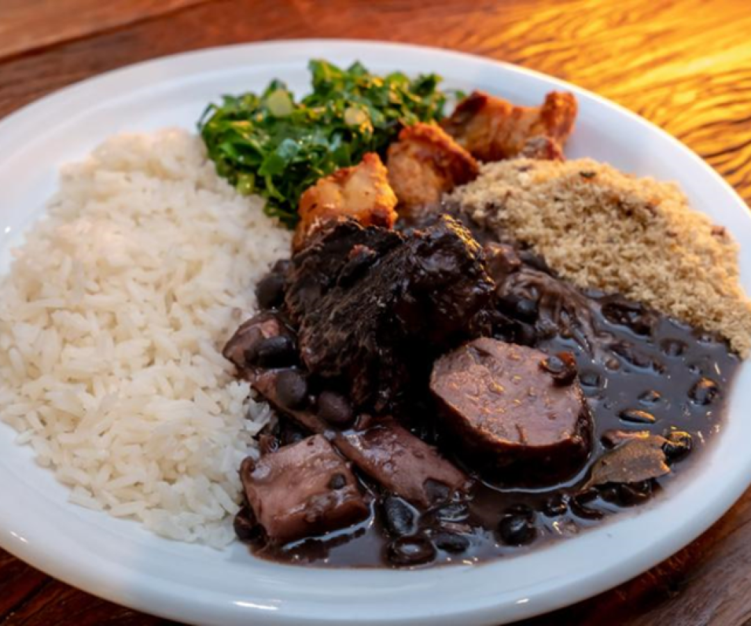 Feijoada Junina do Comfort Hotel Santos une gastronomia e clima de arraial