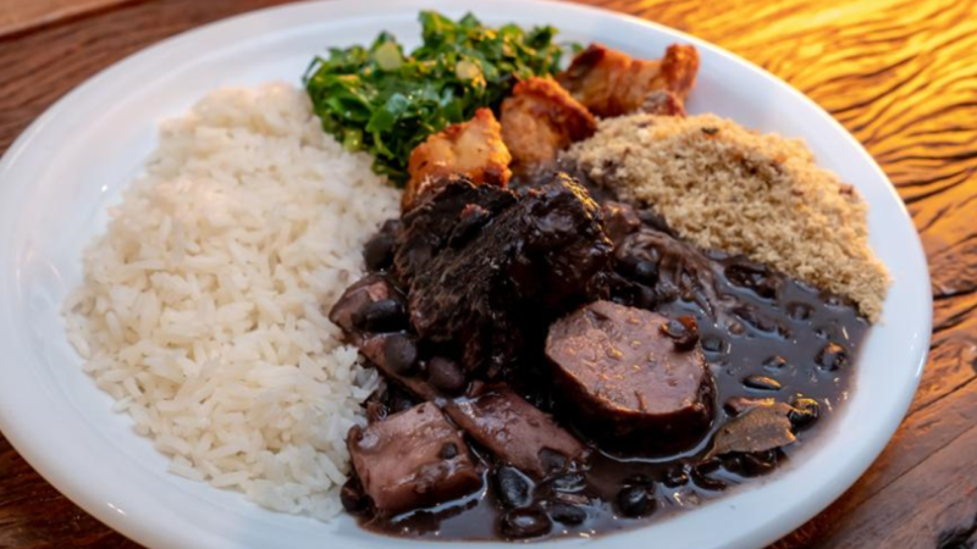 Feijoada Junina do Comfort Hotel Santos une gastronomia e clima de arraial