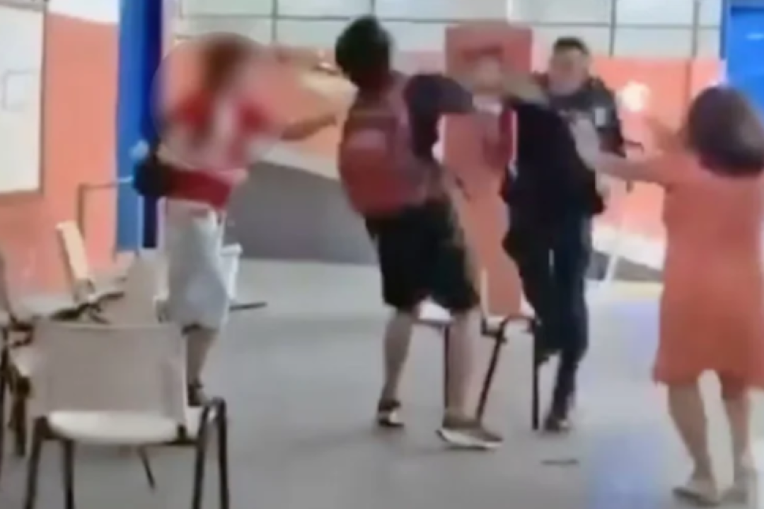 PM agride estudantes durante protesto em escola na Zona Sul do Rio