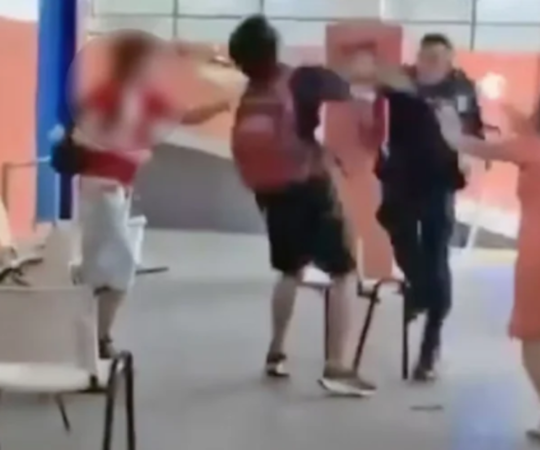 PM agride estudantes durante protesto em escola na Zona Sul do Rio