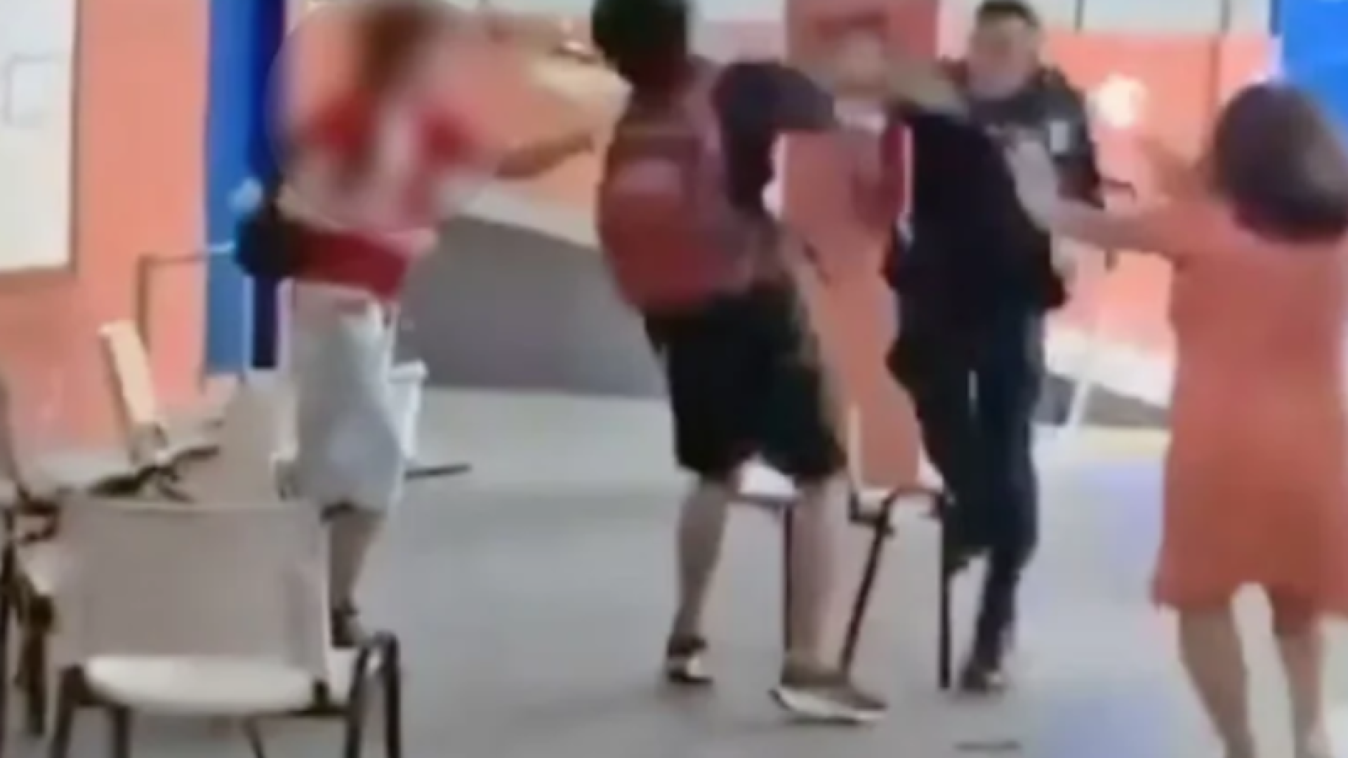 PM agride estudantes durante protesto em escola na Zona Sul do Rio