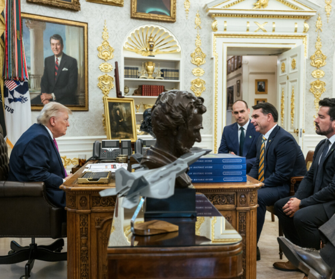 Trump elogia Flávio Bolsonaro após encontro na Casa Branca