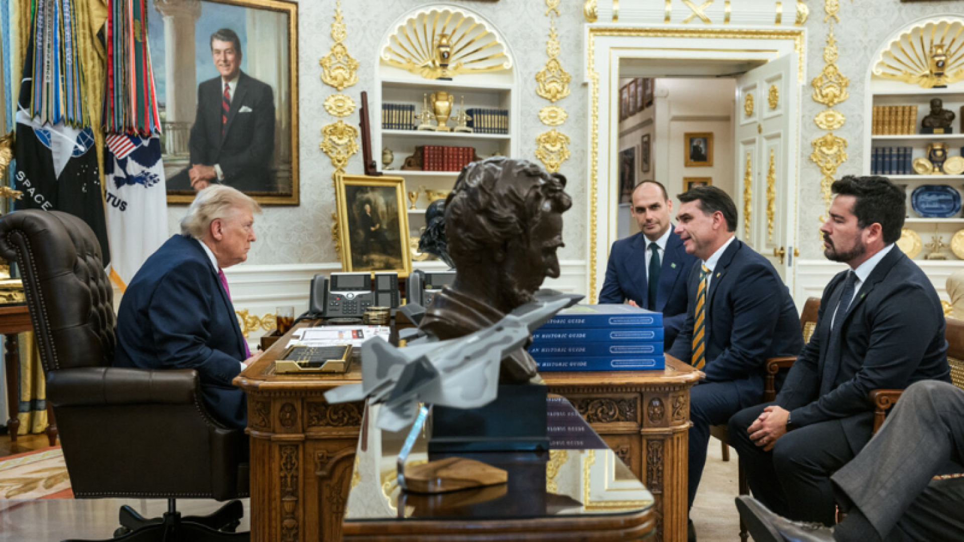 Trump elogia Flávio Bolsonaro após encontro na Casa Branca