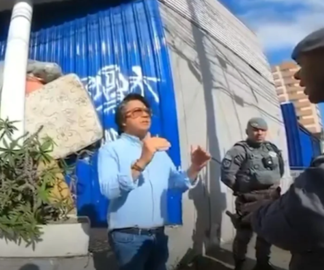 Senador é flagrado em abordagem tensa com PM; tentou usar contatos para escapar