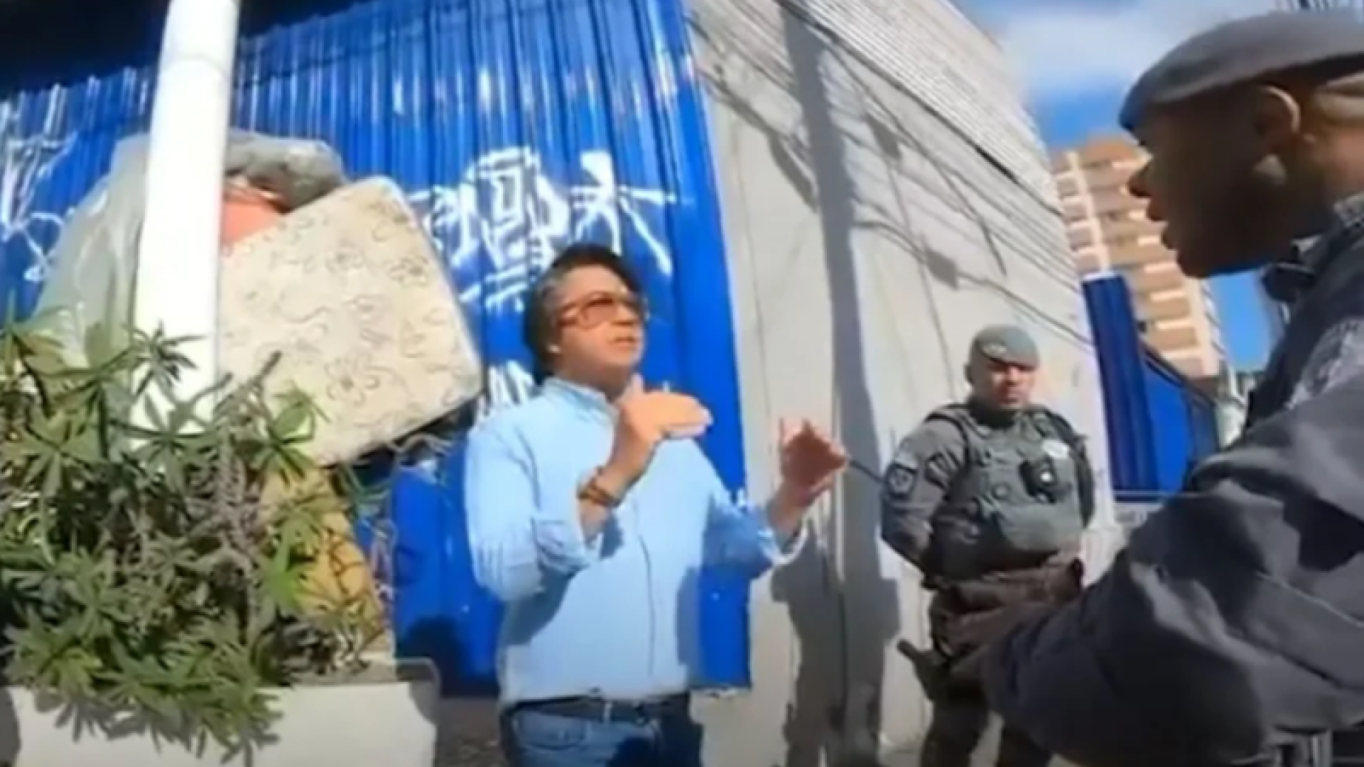 Senador é flagrado em abordagem tensa com PM; tentou usar contatos para escapar