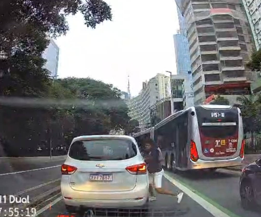 Homem furta celular de dentro de carro em avenida movimentada de SP
