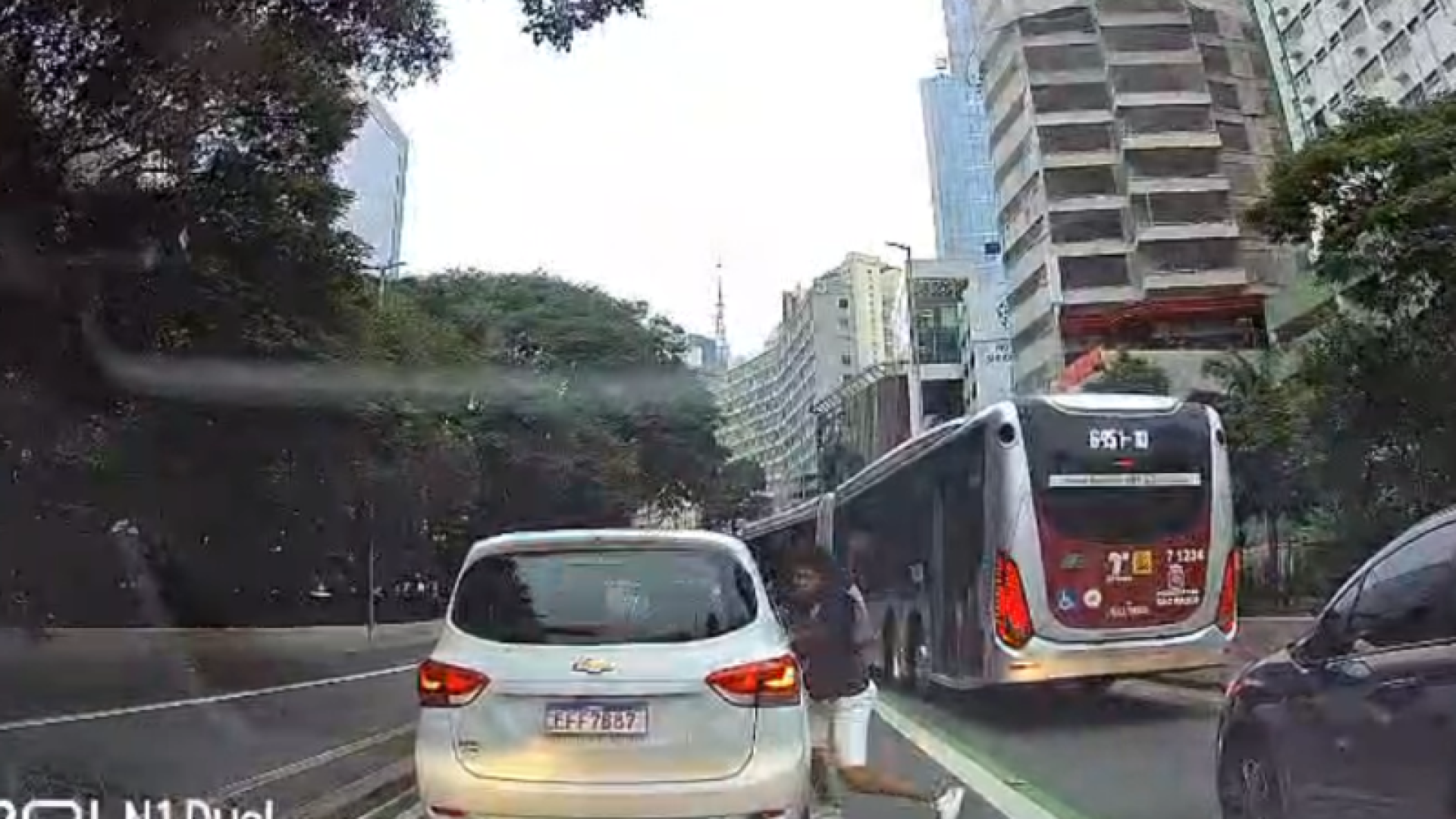 Homem furta celular de dentro de carro em avenida movimentada de SP