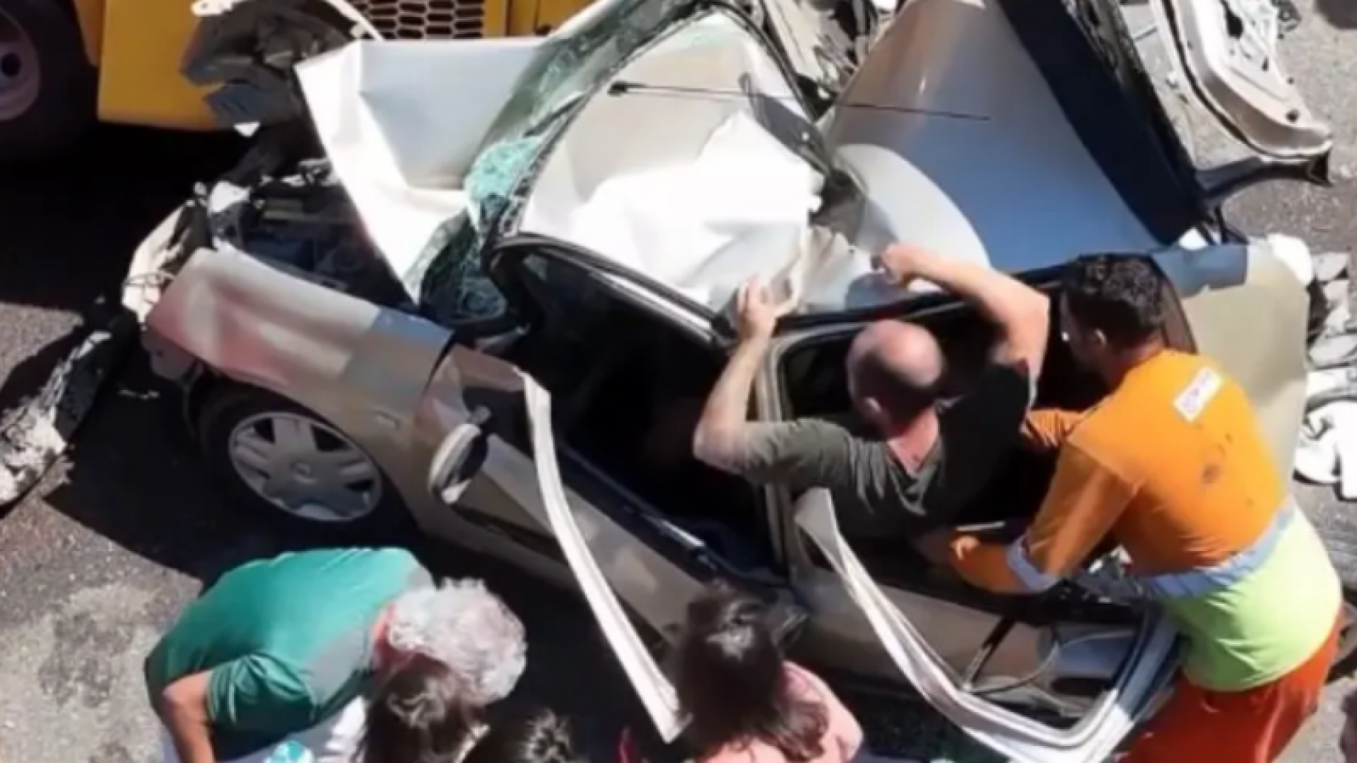 Pai e filha são resgatados após engavetamento na BR-101 em Santa Catarina