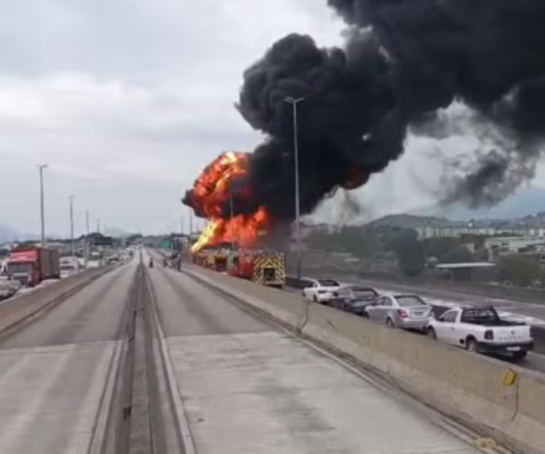 Carreta de combustível pega fogo e fecha Avenida Brasil no Rio