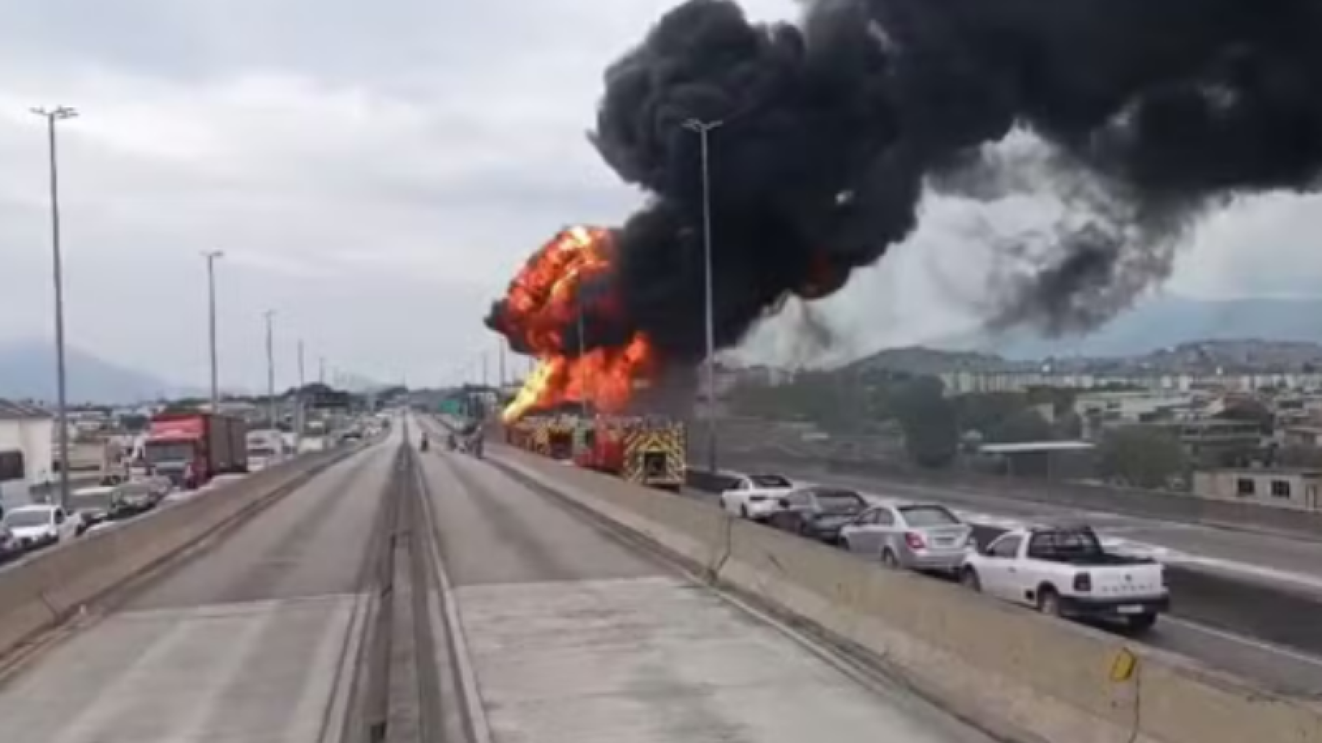 Carreta de combustível pega fogo e fecha Avenida Brasil no Rio