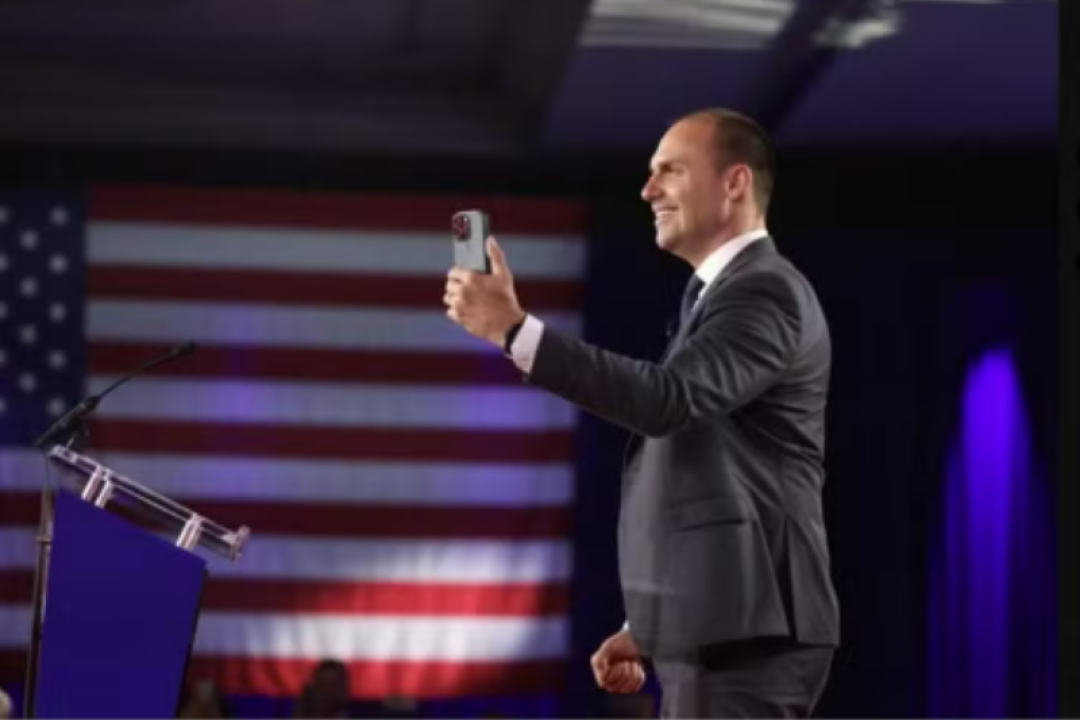 Moraes dá 24 horas para defesa de Bolsonaro explicar possível acesso a vídeo