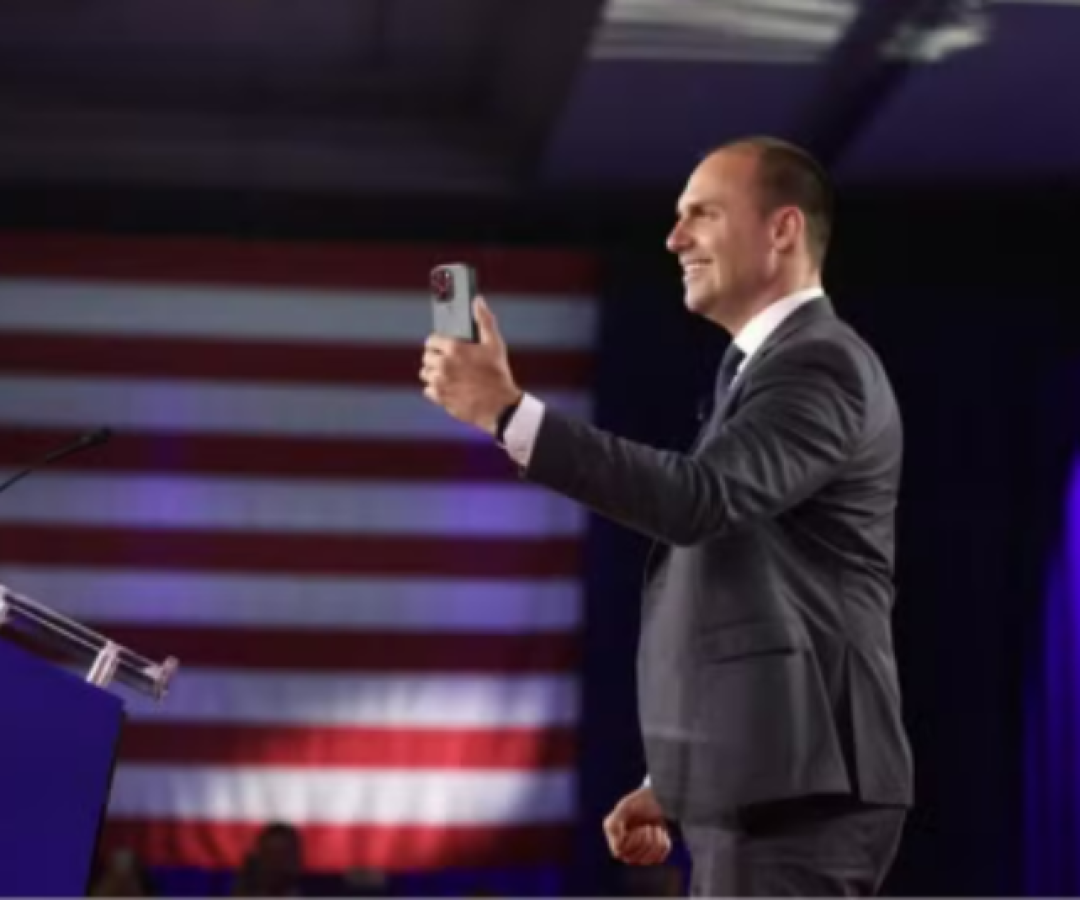 Moraes dá 24 horas para defesa de Bolsonaro explicar possível acesso a vídeo