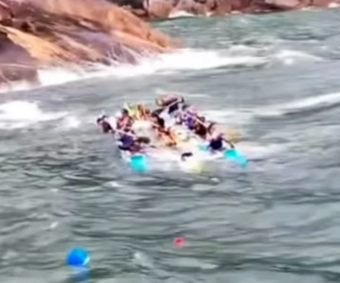 Canoas afundam após forte correnteza na Ilha das Palmas, em Guarujá