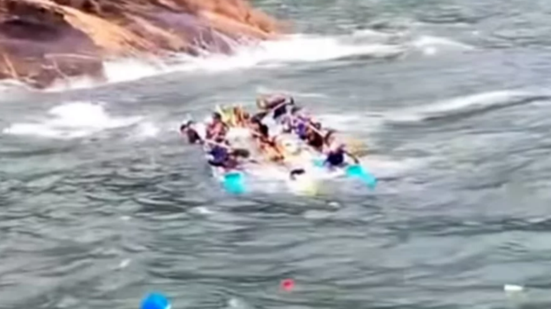 Canoas afundam após forte correnteza na Ilha das Palmas, em Guarujá