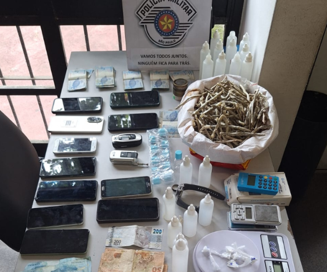 Trio é preso com 427 porções de drogas, lança-perfume e dinheiro em Santos