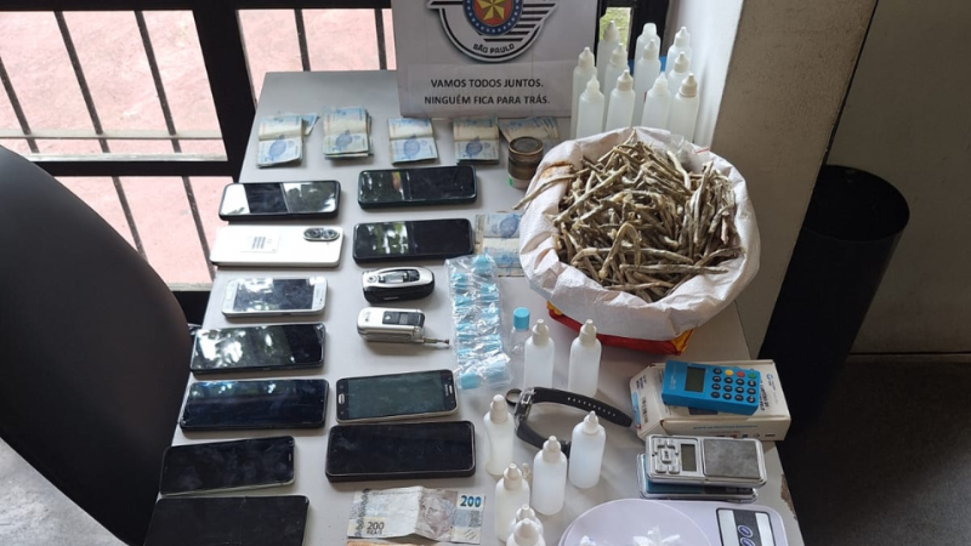 Trio é preso com 427 porções de drogas, lança-perfume e dinheiro em Santos