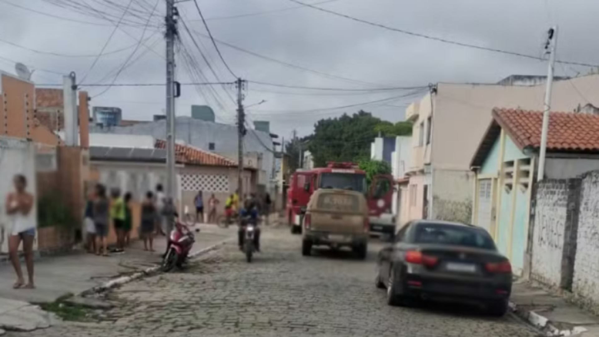 Incêndio mata irmãos e mãe é presa por abandono em Serrinha (BA)