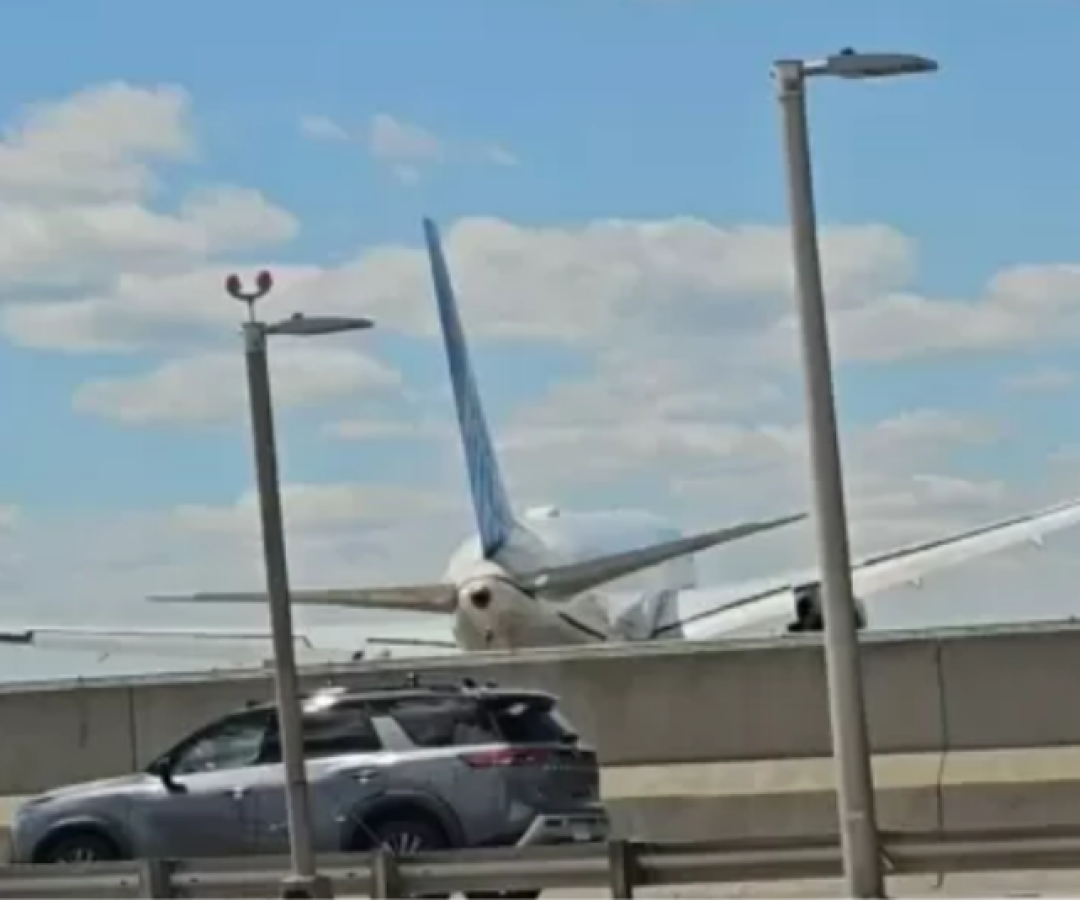 Avião colide com poste e estrutura atinge caminhão durante pouso nos EUA