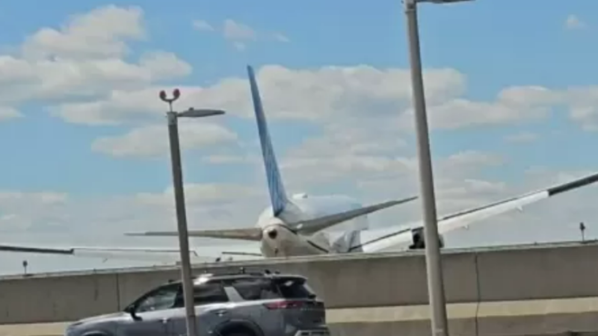 Avião colide com poste e estrutura atinge caminhão durante pouso nos EUA