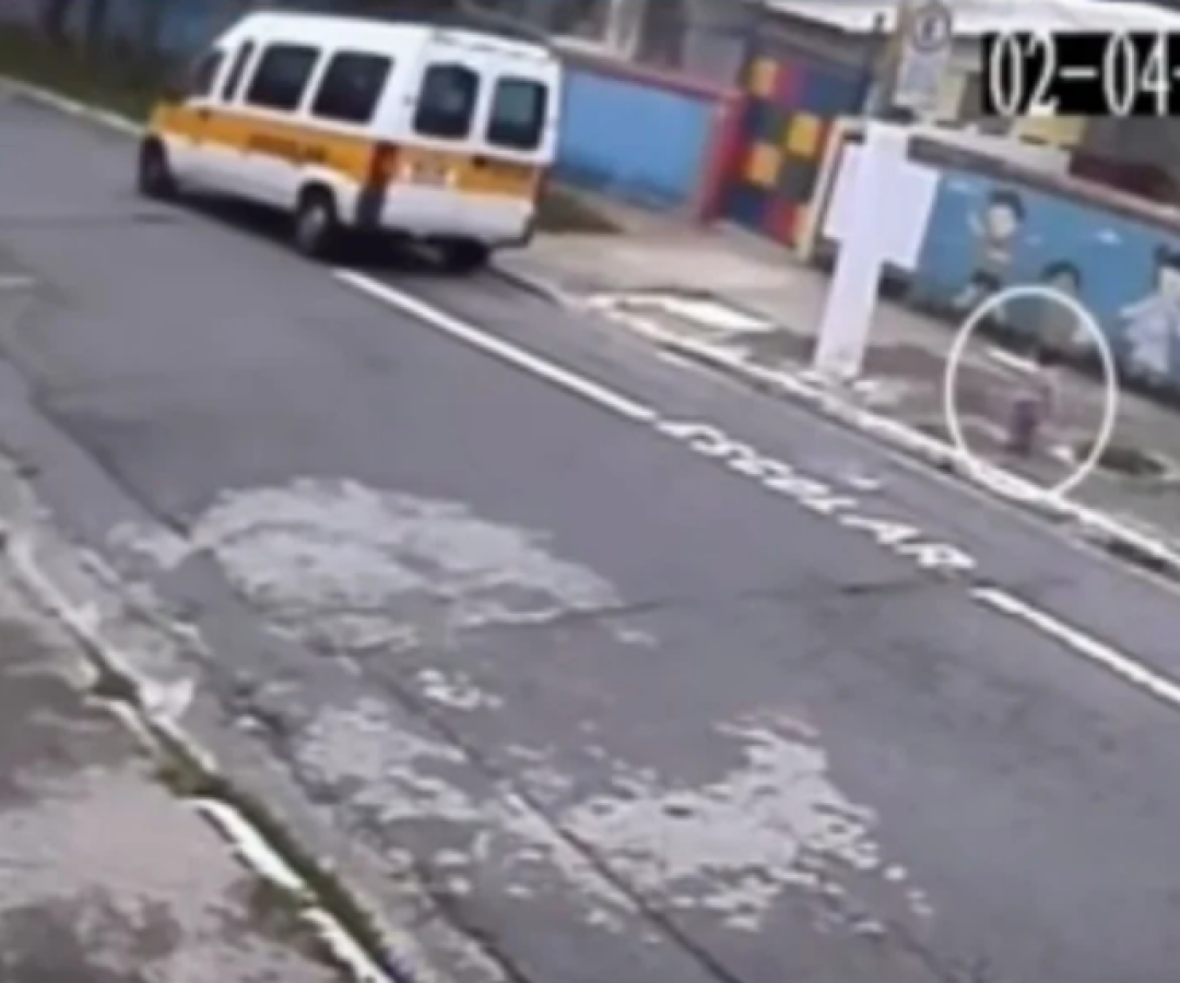 Criança de 2 anos é esquecida por van escolar na porta de creche em SP; vídeo revolta
