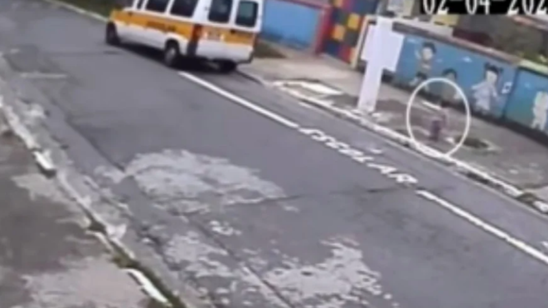 Criança de 2 anos é esquecida por van escolar na porta de creche em SP; vídeo revolta