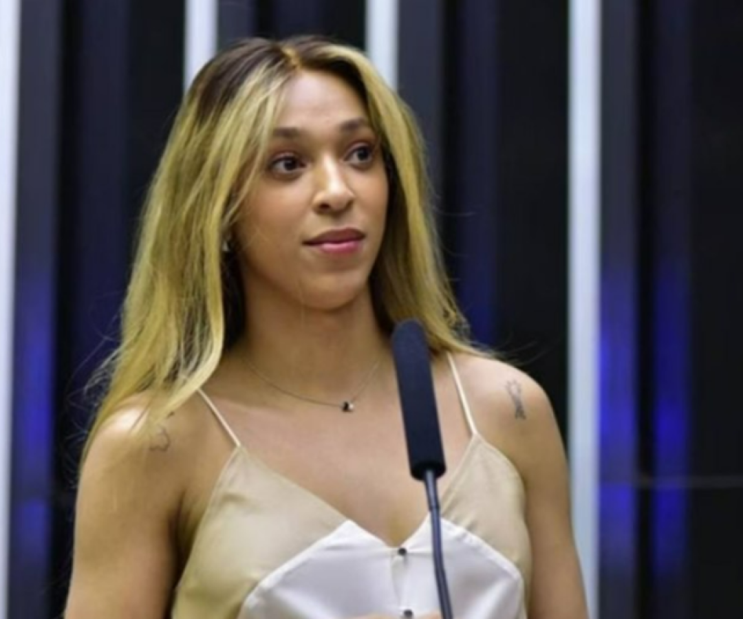 Tribunal arquiva processo por transfobia envolvendo Erika Hilton