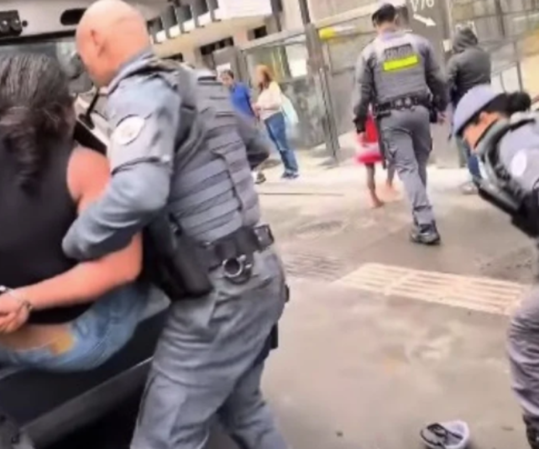 Diarista é detida pela PM ao cobrar dívida diante da filha na Paulista